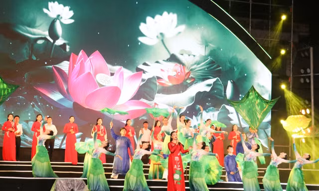 Khai mạc Lễ hội Làng Sen 2024