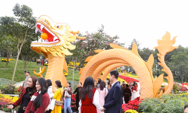 Chen chân check-in với linh vật rồng nặng 2 tấn ở TP Vinh