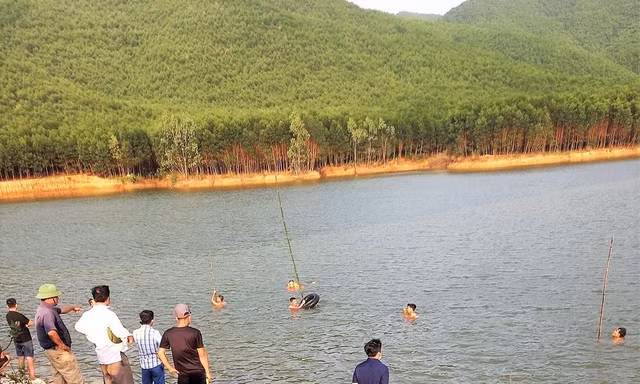 Ra hồ tắm mát, 4 học sinh đuối nước tử vong