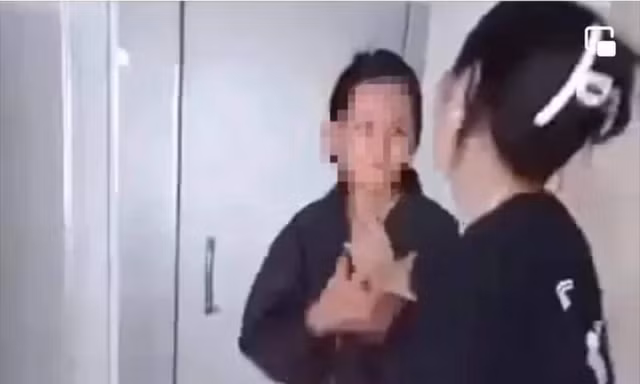 Nữ sinh bị bạn lột đồ, dùng dép đánh vào mặt do mâu thuẫn tại bể bơi