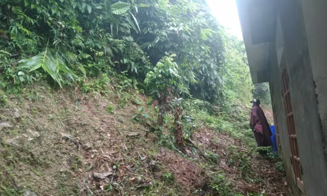 Thấp thỏm nỗi lo sạt lở dưới chân núi Khe Tương: Đêm không dám ngủ, ngày không dám ở nhà