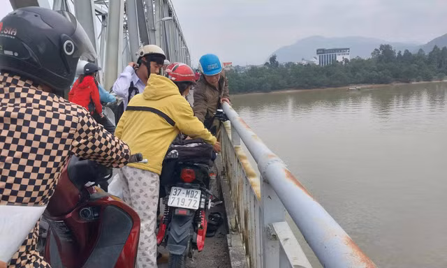 Để lại xe máy điện, cặp sách trên cầu, nam sinh 16 tuổi gieo mình xuống sông Lam