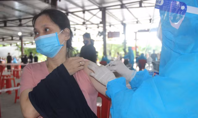 Hơn 70.000 người Nghệ An tiêm 2 mũi vắc xin, Cà Mau có chùm ca bệnh tại lò bánh trung thu