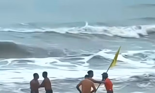 Kiểm điểm nhân viên bảo vệ cầm cờ lao xuống biển ngăn du khách tắm lúc sóng to gió lớn