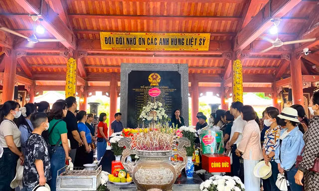 Từng dòng người về tọa độ lửa Truông Bồn