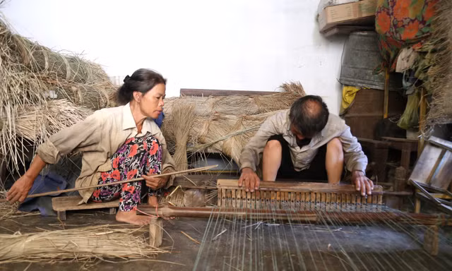 Đôi vợ chồng gần 40 năm thủy chung với nghề dệt chiếu cói thủ công