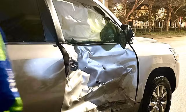 Xe máy kẹp 3 vượt đèn đỏ, tông biến dạng ô tô