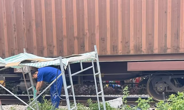Người đàn ông đi xe máy tử vong khi cố băng qua đường sắt