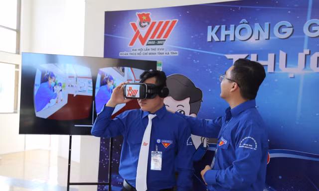 Đại biểu thích thú với không gian triển lãm thực tế ảo tại Đại hội Hà Tĩnh