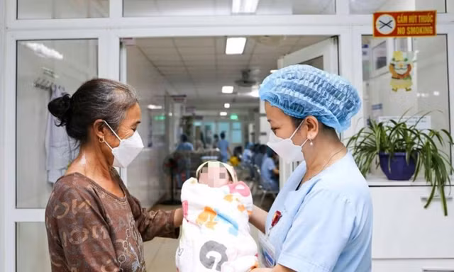 Cứu sống bé gái sinh non 25 tuần chỉ nặng 700gram