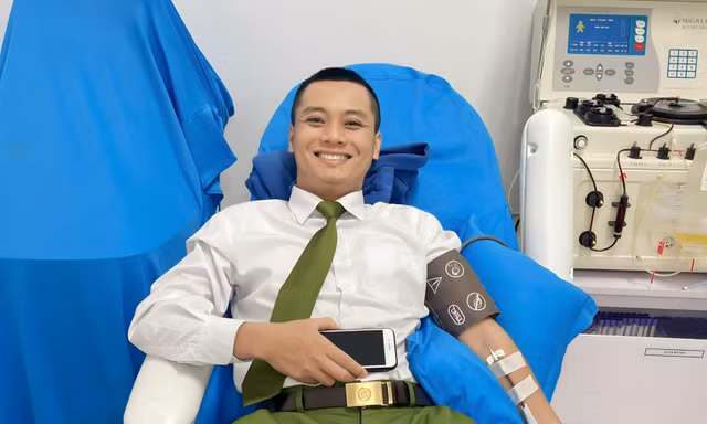 Hai cán bộ công an hiến máu cứu bé sơ sinh bị giảm tiểu cầu