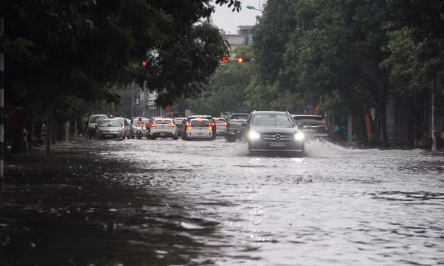Mưa không ngớt, nhiều tuyến đường ở thành phố Vinh ngập nặng