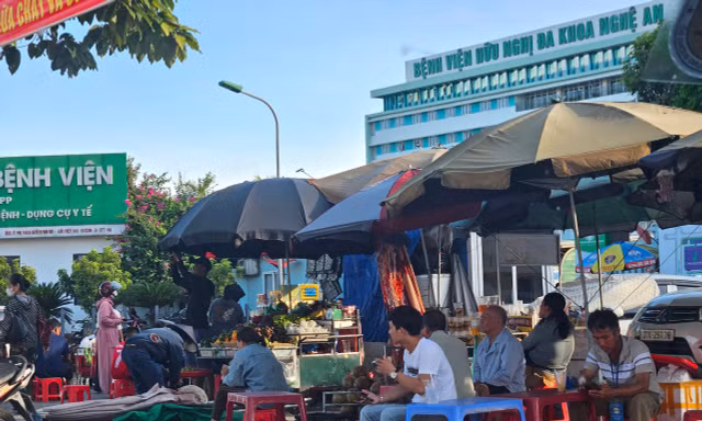 Bất chấp biển cấm, vẫn xuất hiện ‘chợ cóc’ trước cổng bệnh viện lớn nhất Nghệ An