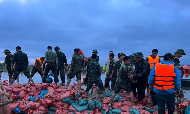 Vỡ đê ở Nghệ An, hàng trăm người dầm mưa xuyên đêm khắc phục 