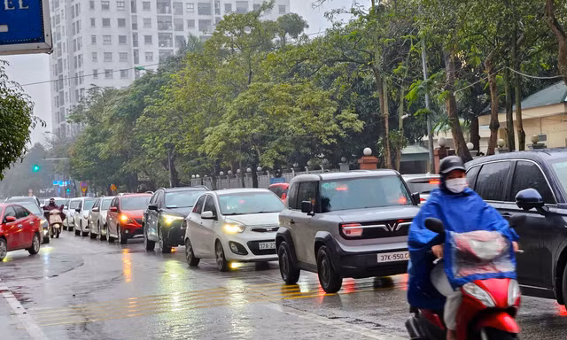 Đường phố Vinh tắc nghẽn trong mưa rét giờ tan tầm