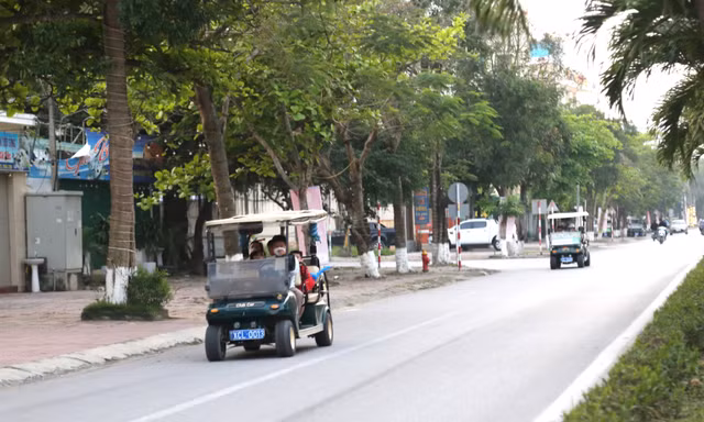 Chưa đăng ký, đăng kiểm, hàng trăm xe điện ở Cửa Lò nguy cơ dừng hoạt động
