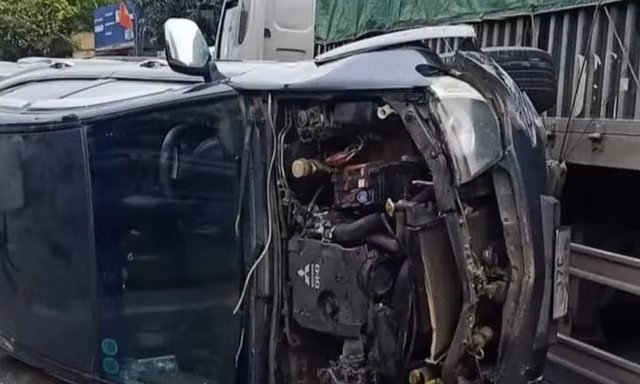 Xe bán tải lật nghiêng trên quốc lộ, 5 người thoát nạn