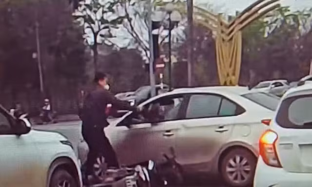 Tạm đình chỉ công tác cán bộ hải quan đập vỡ kính ô tô sau va chạm giao thông