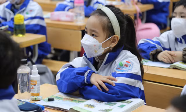 Học sinh thành phố Vinh háo hức trong ngày đầu trở lại trường 