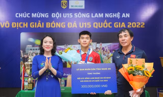 Vì sao nhiều cầu thủ trẻ SLNA bị chậm phụ cấp?