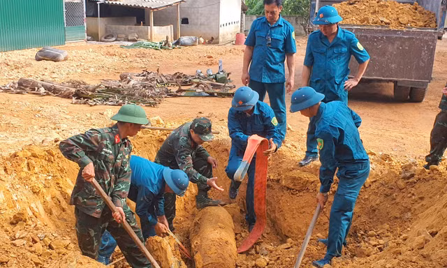 Phát hiện quả bom 350 kg còn nguyên kíp nổ khi cải tạo vườn