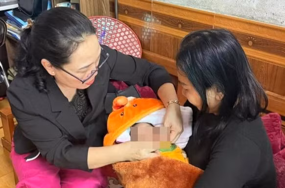 Nghe tiếng khóc, phát hiện bé sơ sinh bị bỏ rơi trong làn nhựa