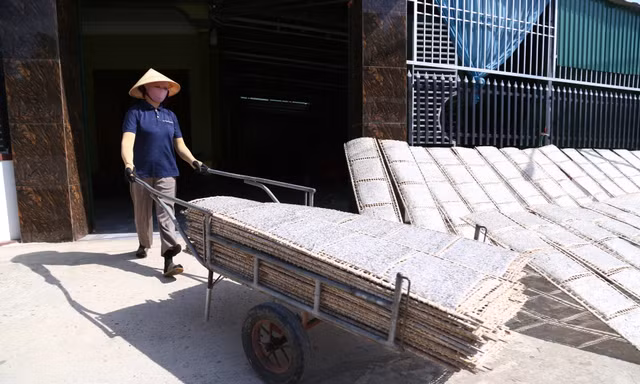 Về ngôi làng ở Nghệ An, trời càng nắng dân càng... phấn khởi