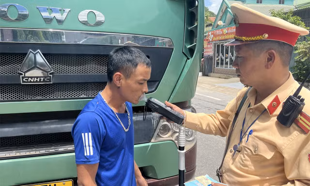 Nhiều xe đầu kéo chở quặng từ Lào về Việt Nam bị xử phạt