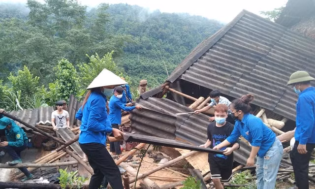 Mưa lớn làm nhà sập hoàn toàn, thanh niên hợp sức giúp người dân tháo dỡ, vận chuyển 