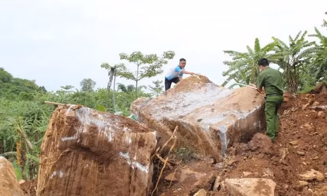 Bắt 4 nhóm khai thác trái phép hơn 1 nghìn tấn đá ở Nghệ An