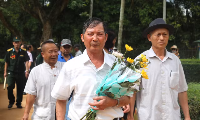 Dòng người tấp nập về thăm quê Bác Hồ