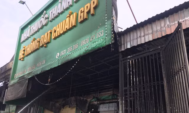 Tia lửa hàn thiêu rụi ki ốt bán thuốc ngay giữa chợ