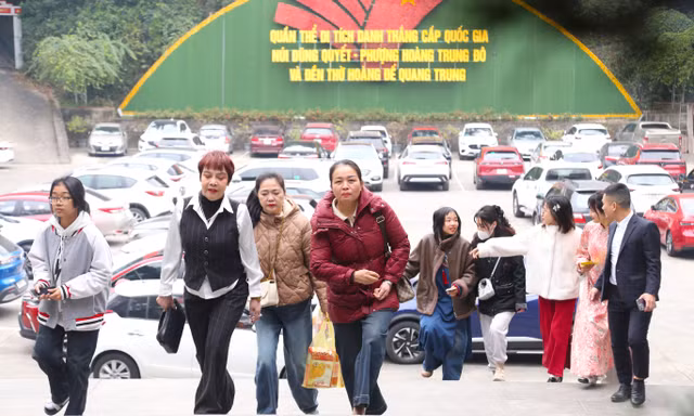 Du xuân tại ngôi đền thiêng trên đỉnh núi Quyết