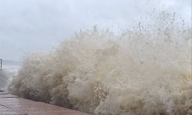 Bão số 8: Sóng lớn như bức tường nước dựng đứng ở biển Cửa Lò