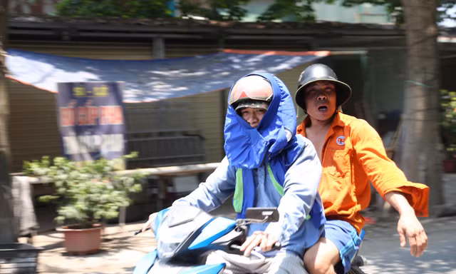 Người dân gồng mình giữa ‘chảo lửa’ bỏng rát 42 độ C
