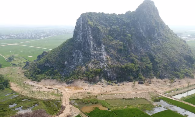 Cận cảnh danh thắng quốc gia Lèn Hai Vai bị 'đào nhầm' hàng trăm khối đất đá