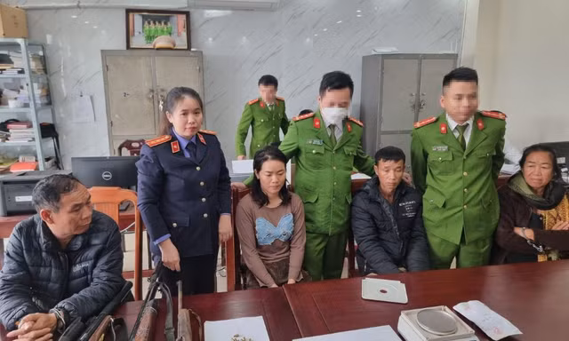 Bắt 4 đối tượng mua bán ma tuý, luôn thủ 'hàng nóng' để chống trả