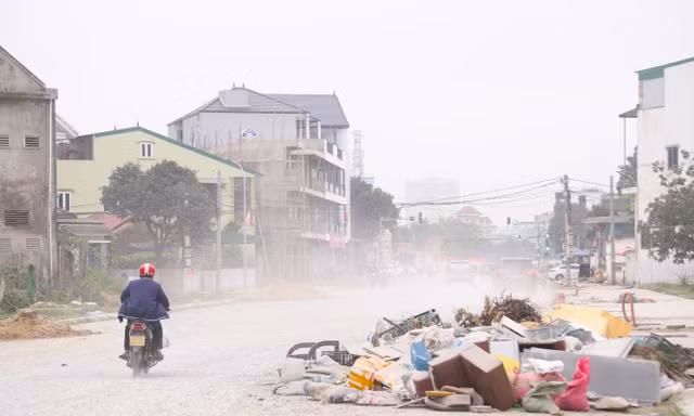 Đường hơn 1km làm 30 năm chưa xong, thành nơi tập kết rác thải