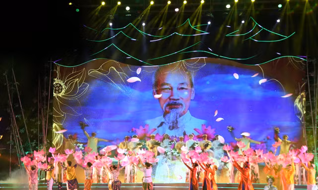 Từ Làng Sen đến thành phố mang tên Hồ Chí Minh