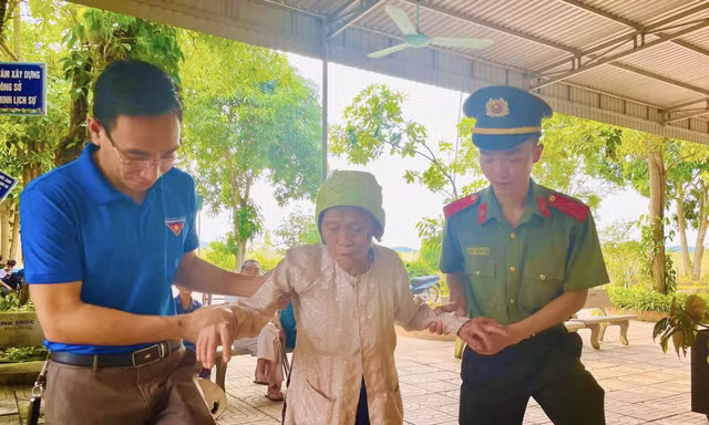 Hơn 8.000 đoàn viên, thanh niên Nghệ An ra quân cao điểm Chiến dịch Hành quân xanh 