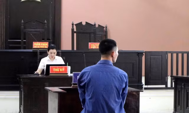 Nước mắt của người mẹ có đứa con trai trượt dài trên con đường 'cơm tù, áo số'