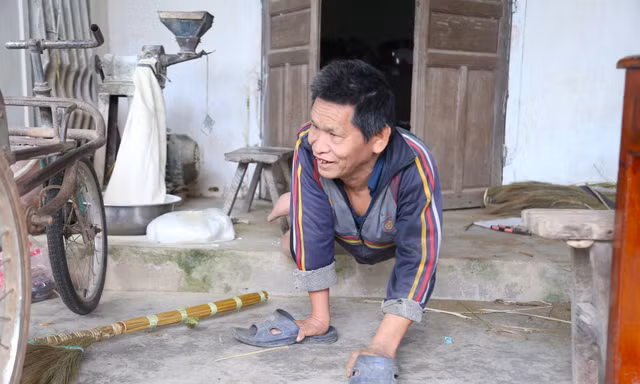 Nghị lực của người đàn ông hơn 60 năm đi bằng đôi tay