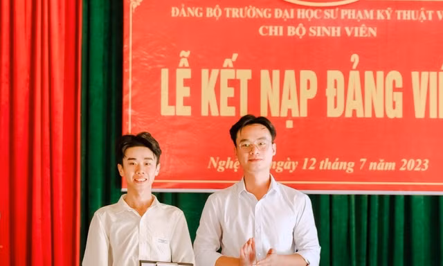 Hai chiến sĩ tình nguyện Mùa hè xanh được kết nạp Đảng
