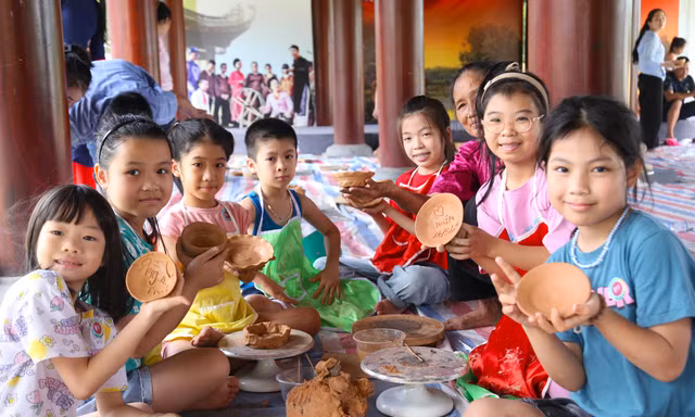 Thiếu nhi Nghệ An thích thú trải nghiệm làm gốm thủ công truyền thống