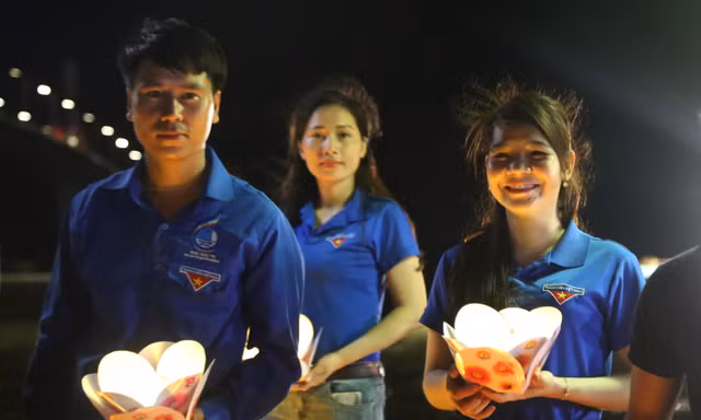 Lung linh hội hoa đăng trên dòng Lam Giang - Cửa Hội