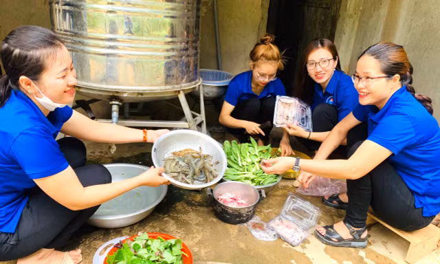 Thanh niên sơn sửa nhà cửa, nấu cơm, khám phát thuốc cho người có công với cách mạng