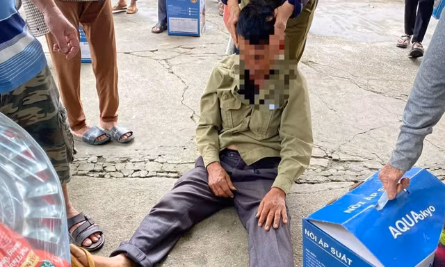 'Sập bẫy' mua hàng khuyến mãi, người đàn ông khóc ngất giữa đường