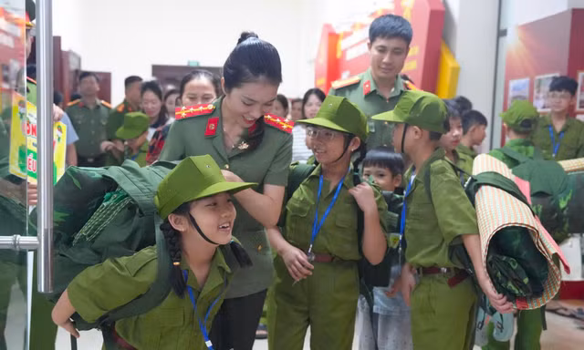  ‘Chiến sĩ nhí’ háo hức xuất quân học làm chiến sĩ công an