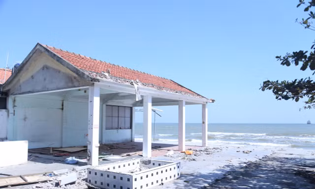 Tháo dỡ loạt ki ốt chắn lối xuống bãi tắm biển Cửa Lò