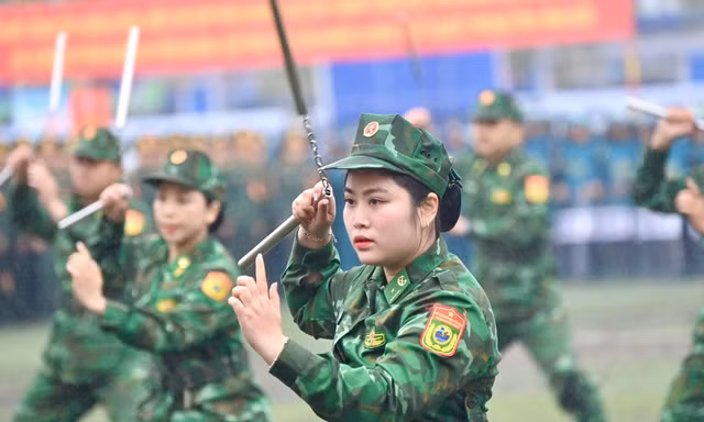Những nữ chiến sĩ biên phòng xinh đẹp biểu diễn võ thuật, khí công
